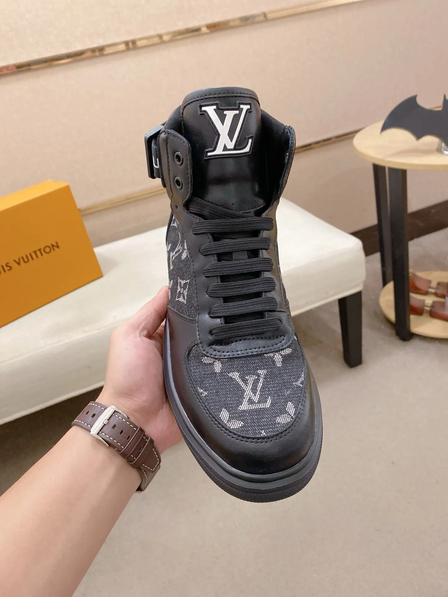 Men's shoes 400💰louis vuitton (Louis Vuitton/lv)🔍🔍The new counters are on sale at the same time. The uppers are imported from Italy. ⃣️Re-engraved🇮🇹💪💪, ⚠Sole: The original sole is specially provided by the original factory, the exclusive movable molded sole is super comfortable, ⚠Original and single goods 🔍high quality, you can enter and leave the counter at will, welcome to compare⚠. Code number: 38-44 (45/customized, non-refundable)